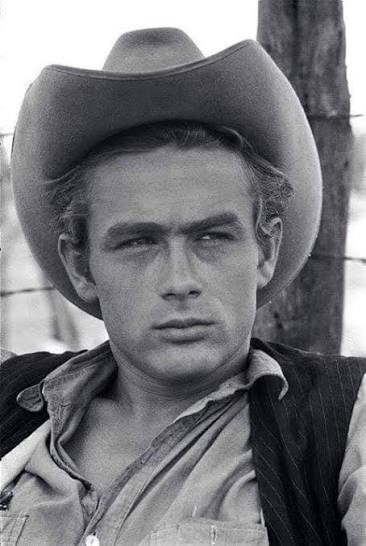 Gerahmtes Schwarz-Weiss-Porträt von James Dean mit Cowboyhut