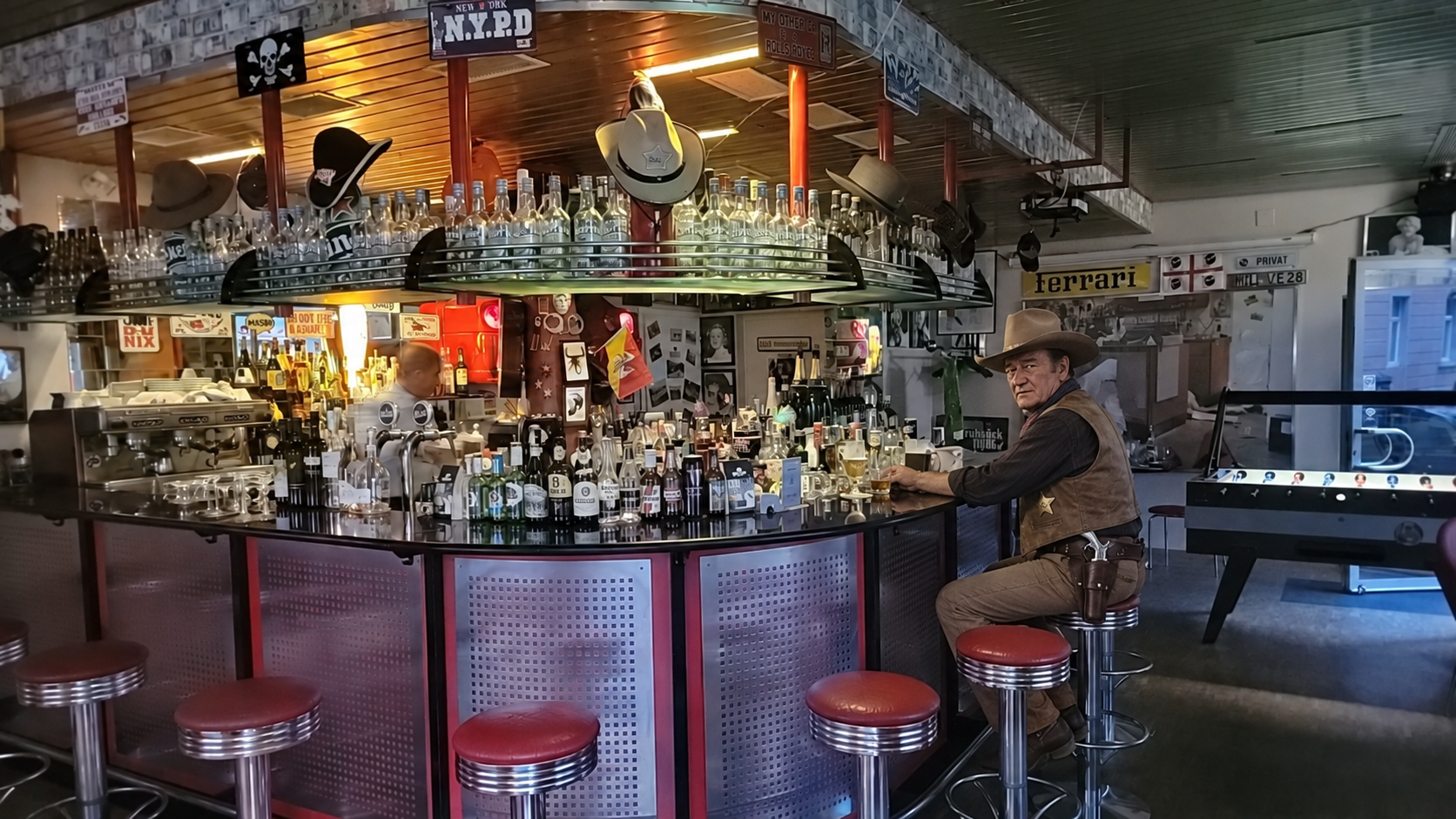 Der Tresen von Sherif's Bar mit Cowboy-Hüten über der Bar und einer lebensgrossen John-Wayne-Figur am Tresen