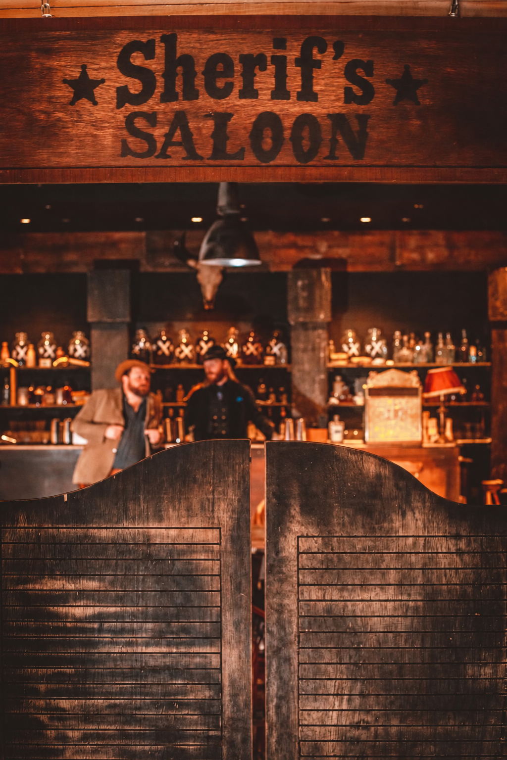 Western-Saloon mit «Sherif's Saloon» in Holz geschnitzt und Swing-Türen im Vordergrund